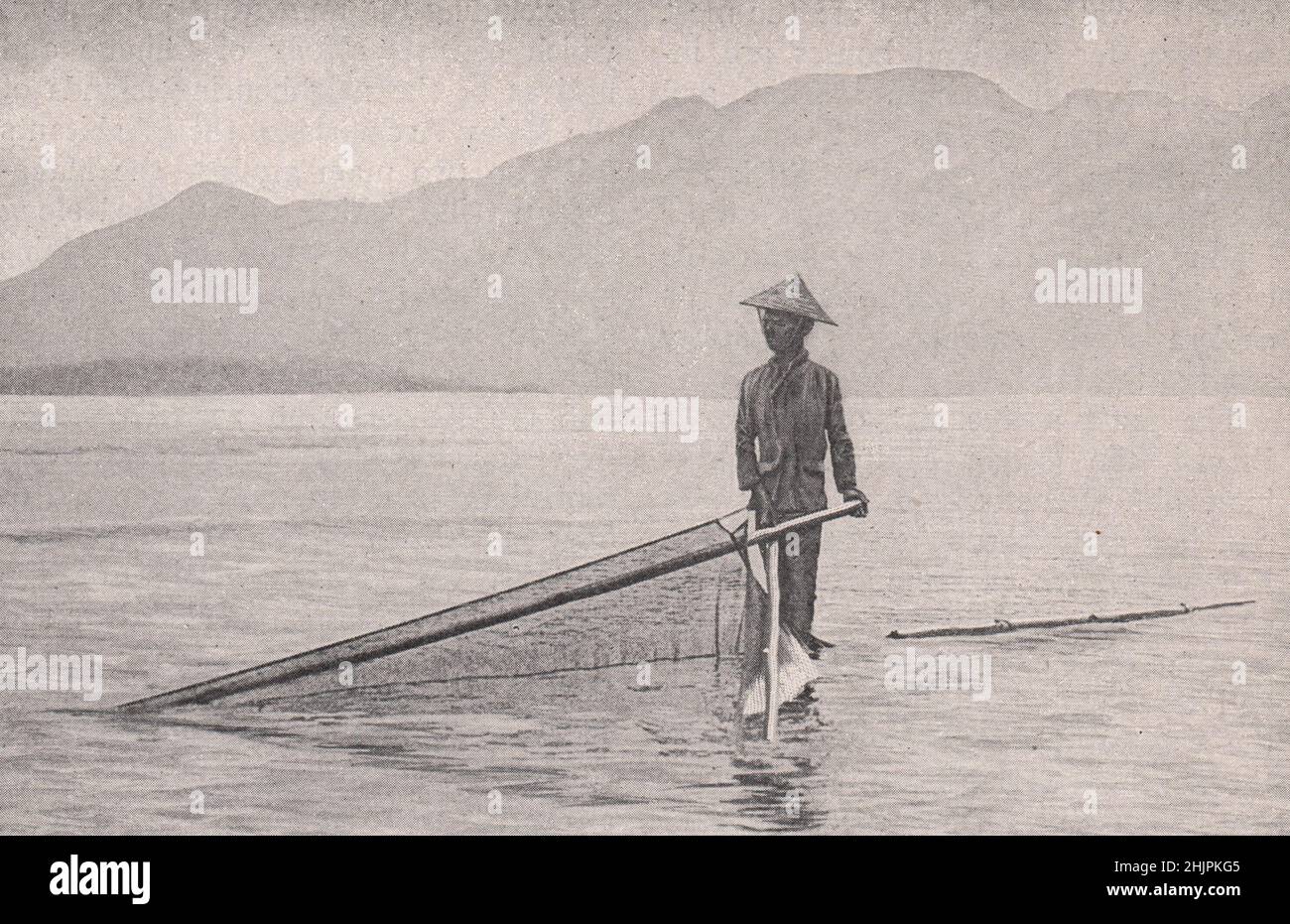 Warten auf die Fische bei der ankommenden Flut. Borneo (1923) Stockfoto