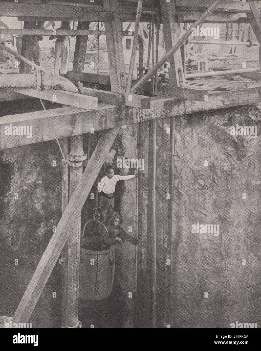 Abstieg in einen Schacht bei der Goldmine Jambusan. Malaysia. Borneo (1923) Stockfoto