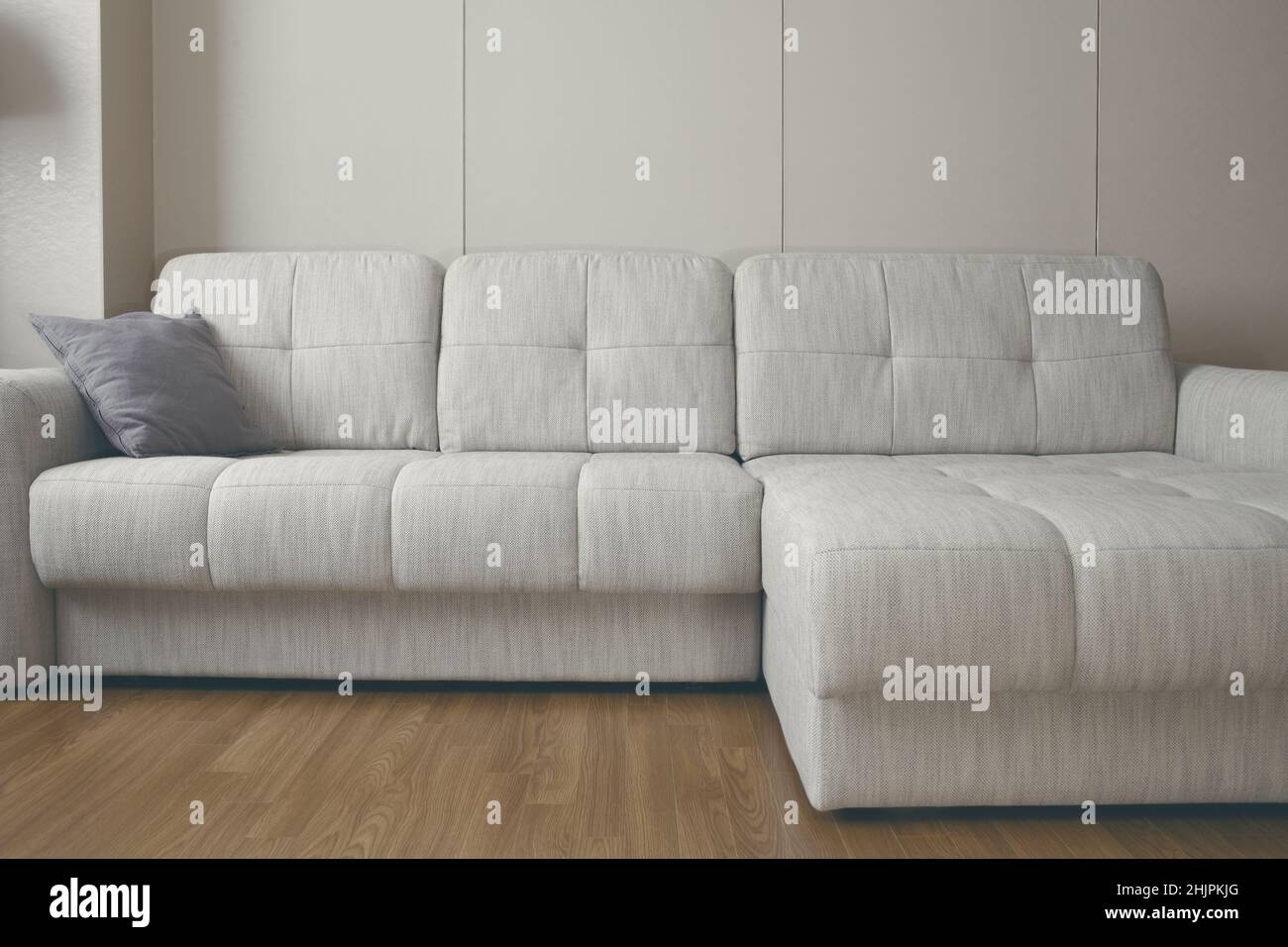 Große Couch im Wohnzimmer der Wohnung. Stockfoto