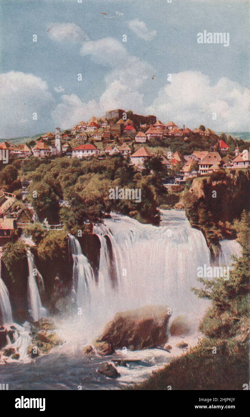 Unterhalb des pyramidenförmigen Hügels, den Jajce mit seiner alten Zitadelle erklimmt, stürzt sich der Pliva über neunzig Fuß in den Vrbas. Bosnien Und Herzegowina (1923) Stockfoto