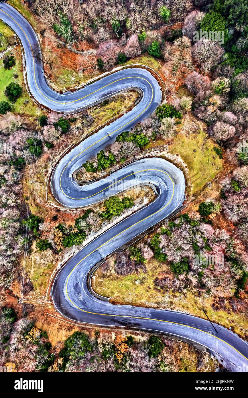 Die „nakelhafte“ Straße zum Kloster Sparmos (16th. Jahrhundert), dem Berg Olympus, der Gemeinde Elassona, Larissa, Stockfoto