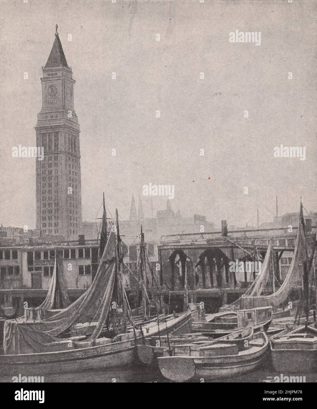 Die Fischerei wird durch die Höhe des Zollhauses in den Schatten gestellt. Massachusetts. Boston (1923) Stockfoto