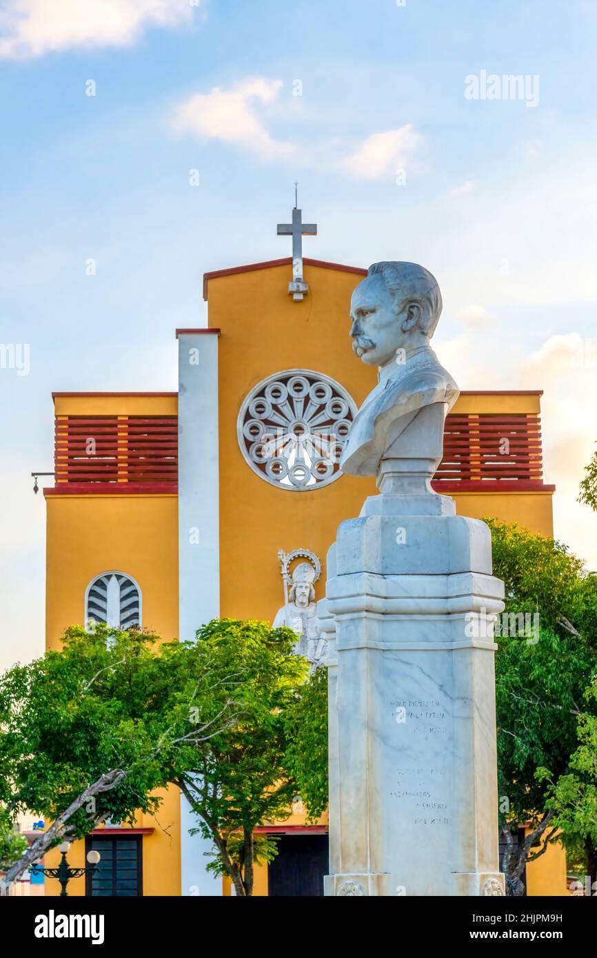 Die katholische Kathedrale von San Eugenio ist in die Büste von Jose Marti im gleichnamigen öffentlichen Park eingefasst. Stockfoto