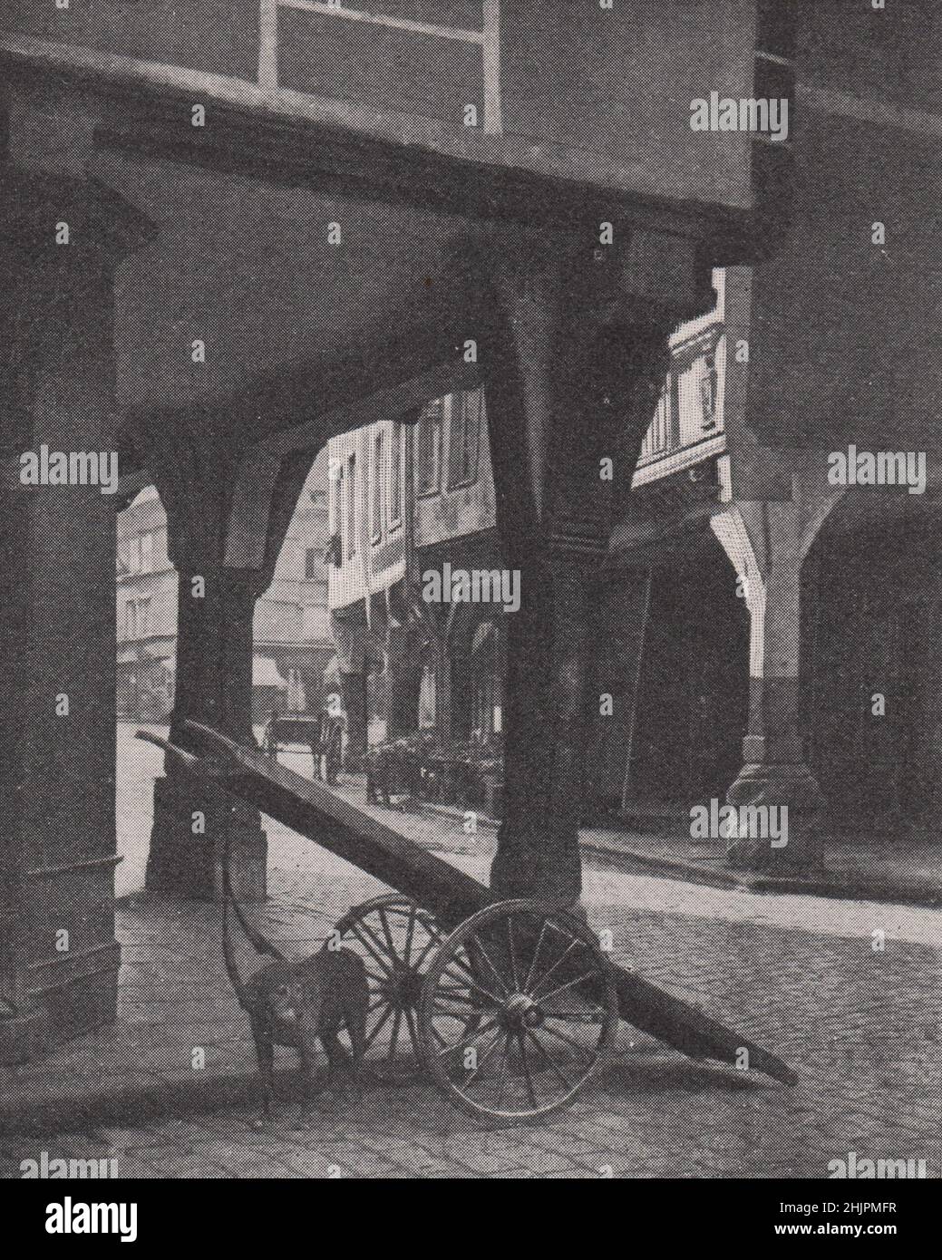 Unter den dunklen Arkaden von Dinan. Côtes-d’Armor. Bretagne (1923) Stockfoto