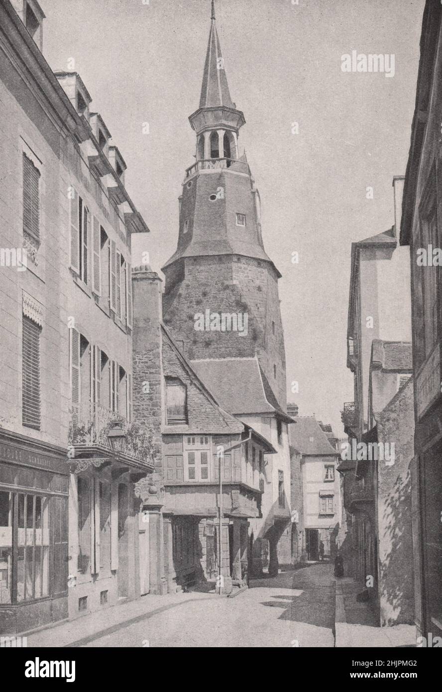 Ehrwürdiger Uhrenturm, der Dinan die Stunden gibt. Côtes-d’Armor. Bretagne (1923) Stockfoto