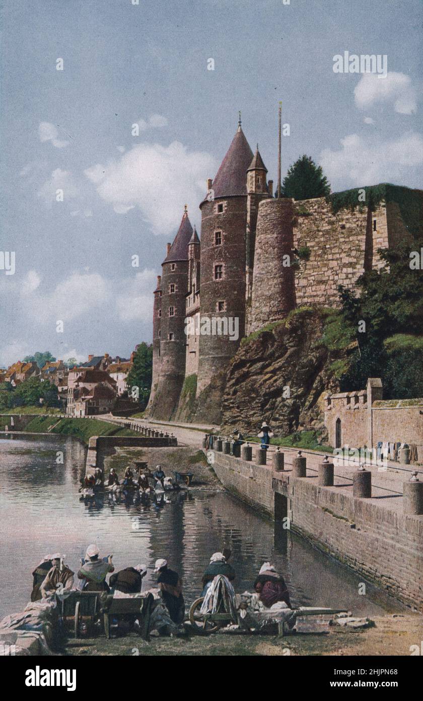 Dort, wo der Fluss Oust an der alten Burg der Familie Rohan vorbeifließt, waschen die Frauen von Josselin. Morbihan. Bretagne (1923) Stockfoto