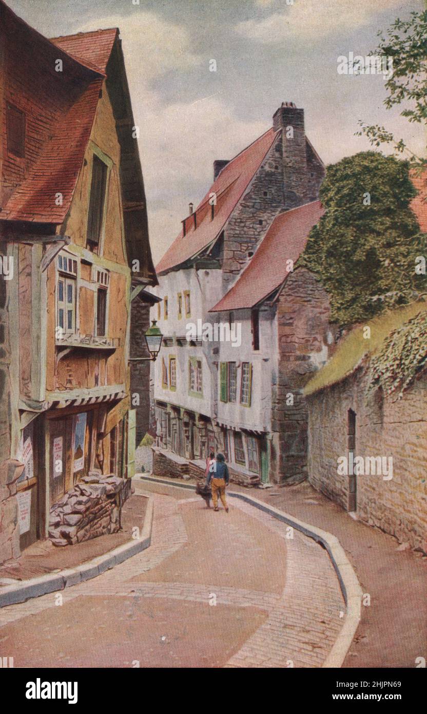 Innerhalb der turreturierten Mauern, die Dinan umgeben, gibt es viele kuriose Straßen, vor allem hier in der Nähe der Porte du Jerzual. Côtes-d’Armor. Bretagne (1923) Stockfoto