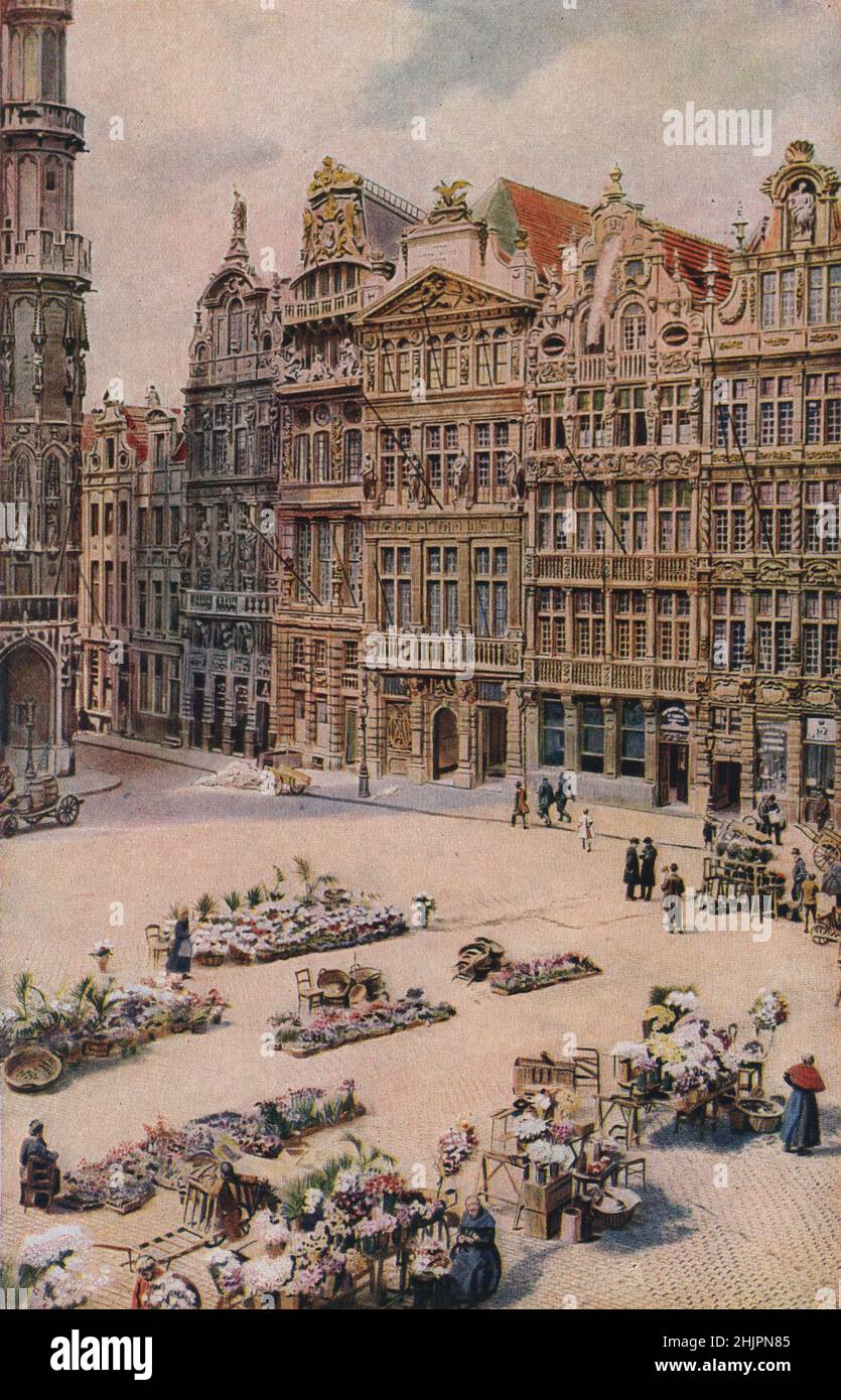 Die mittelalterliche Architektur wird in ihrer vollen Pracht durch den Grand' Place von Brüssel dargestellt, der von prächtigen Zunfthäusern umrahmt wird. Belgien (1923) Stockfoto