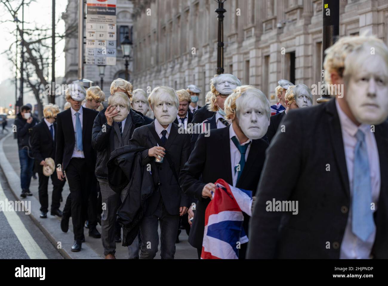 Flash-Mob von „partygate“-Anti-Boris Johnson-Demonstranten, die blonde Perücken und Gesichtsmasken von Boris Johnson tragen, vor den Toren der Downing Street, Großbritannien Stockfoto