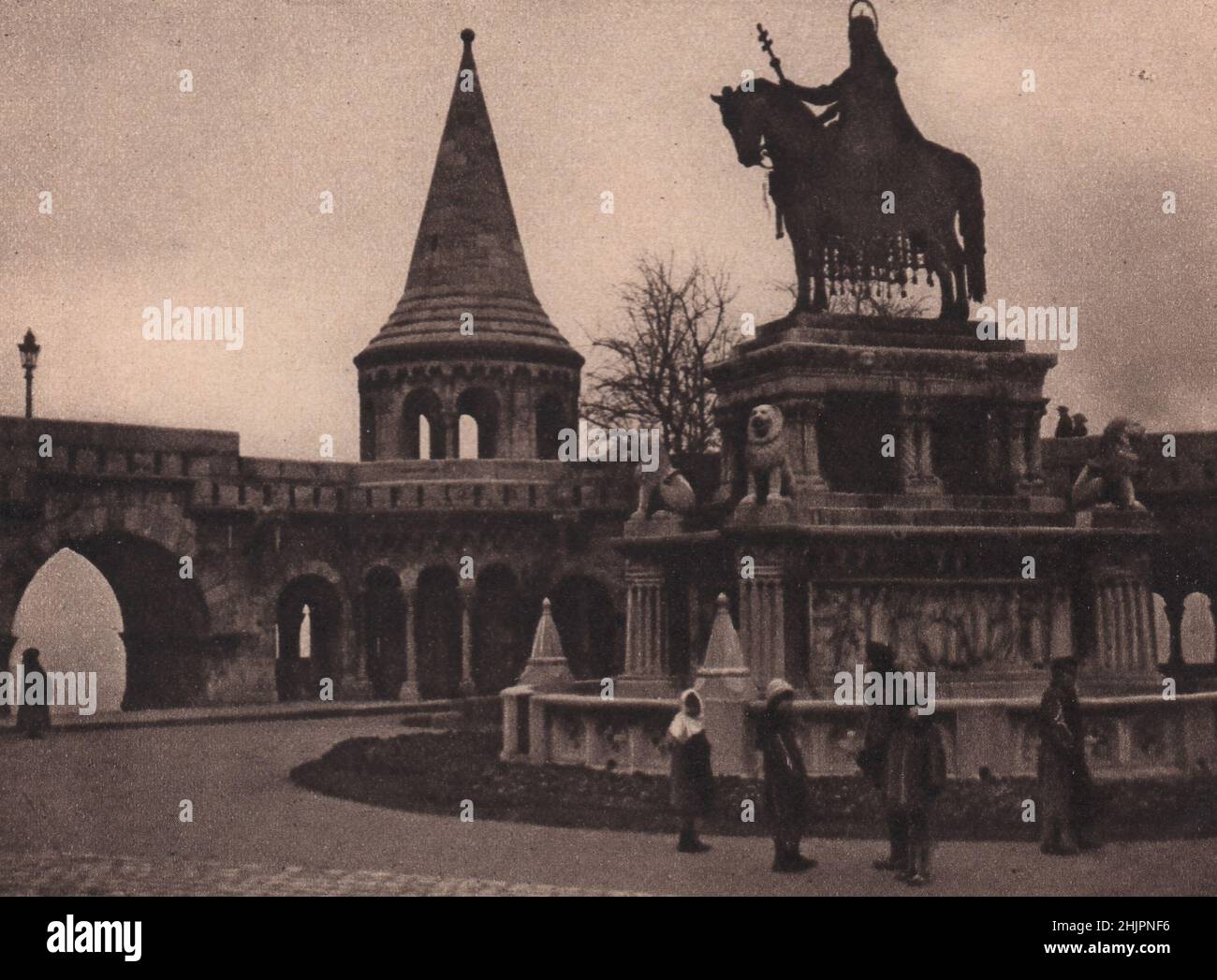 Mit Blick auf die Stadt vom Burghügel steht eine Reiterstatue im byzantinischen Stil von S. Stephen, dem ersten König von Ungarn. Budapest (1923) Stockfoto