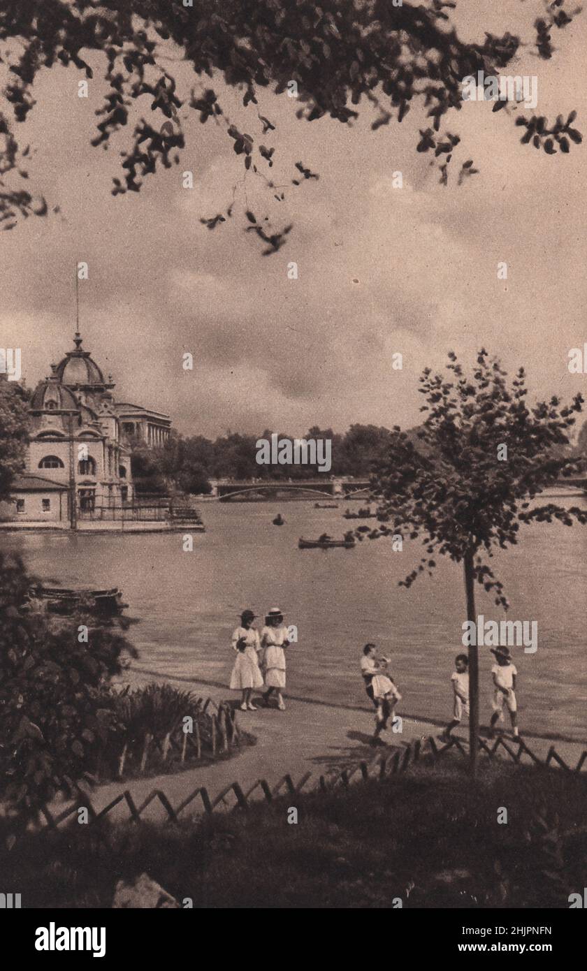 Mit seinen unzähligen Reizen ist der Stadtpark, der 1797 angelegt wurde und rund 286 Hektar umfasst, ein beliebtes Resort für Jung und Alt. Ungarn. Budapest (1923) Stockfoto