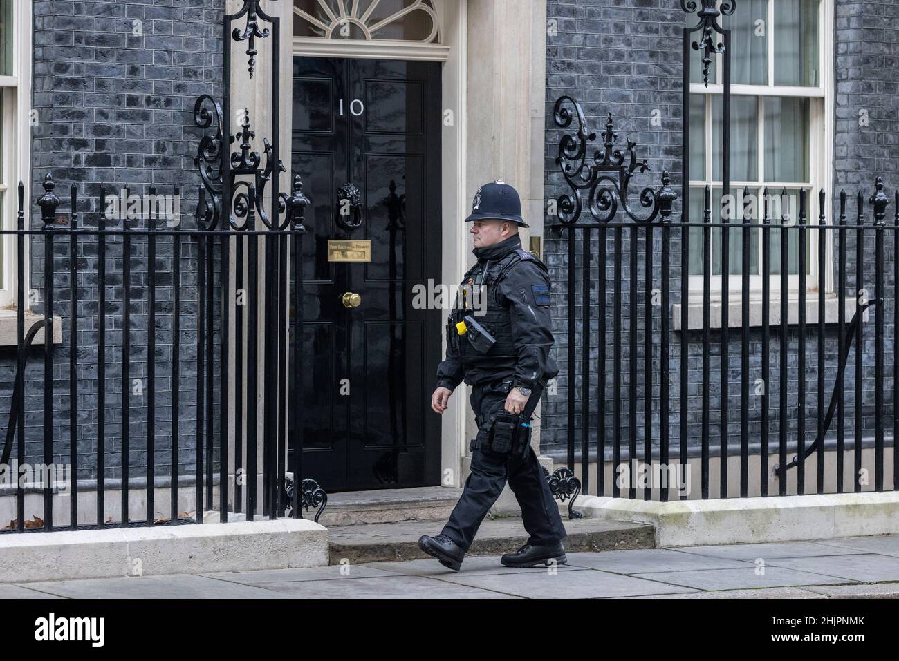 Flash-Mob von „partygate“-Anti-Boris Johnson-Demonstranten, die blonde Perücken und Gesichtsmasken von Boris Johnson tragen, vor den Toren der Downing Street, Großbritannien Stockfoto