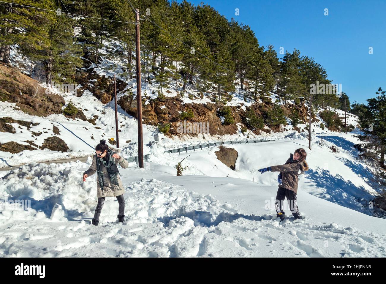 Mutter und Sohn spielen „nowar“ in der Nähe des Dorfes Livadi (als „Vlacholivado“ bekannt), Gemeinde Elassona, Larissa, Thessalien, Griechenland. Stockfoto