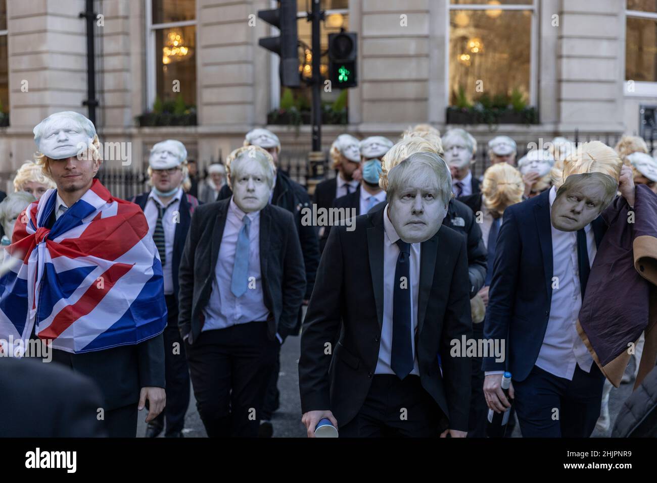 Flash-Mob von „partygate“-Anti-Boris Johnson-Demonstranten, die blonde Perücken und Gesichtsmasken von Boris Johnson tragen, vor den Toren der Downing Street, Großbritannien Stockfoto