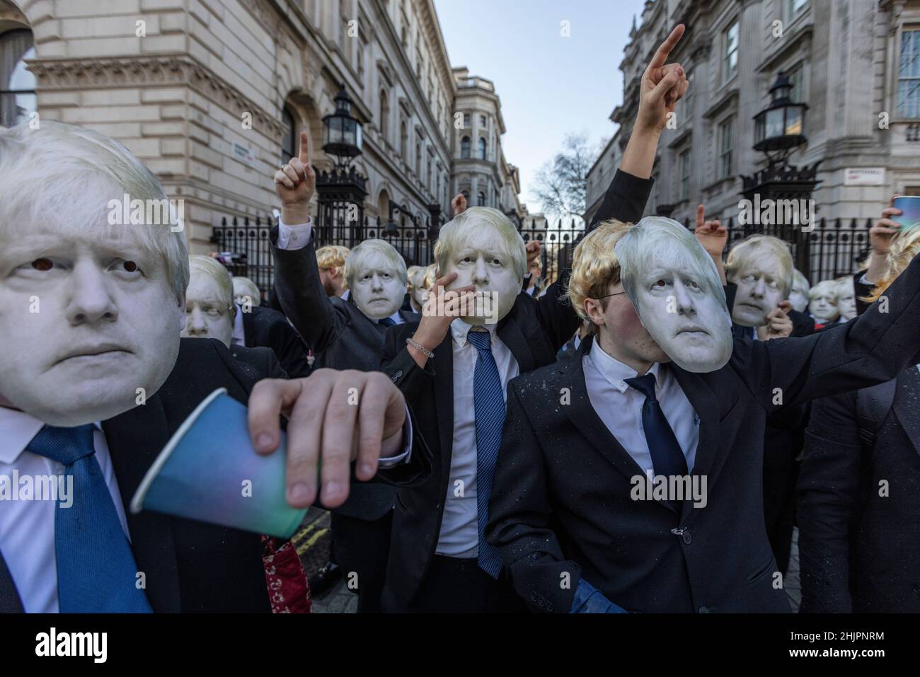 Flash-Mob von „partygate“-Anti-Boris Johnson-Demonstranten, die blonde Perücken und Gesichtsmasken von Boris Johnson tragen, vor den Toren der Downing Street, Großbritannien Stockfoto