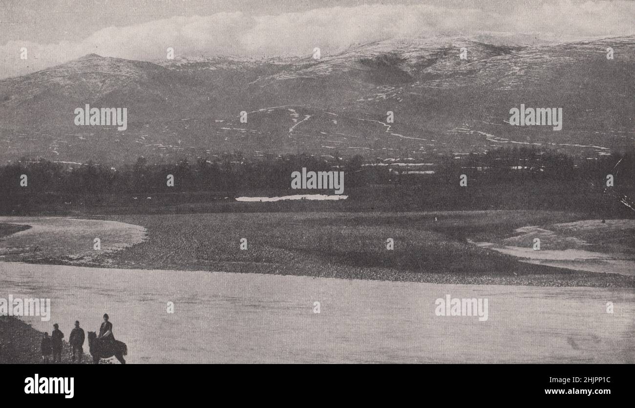 Blick auf die vitosha-Planina, die majestätische Bergmauer, die die Ebene von Sofia beherrlichend ist. Bulgarien (1923) Stockfoto