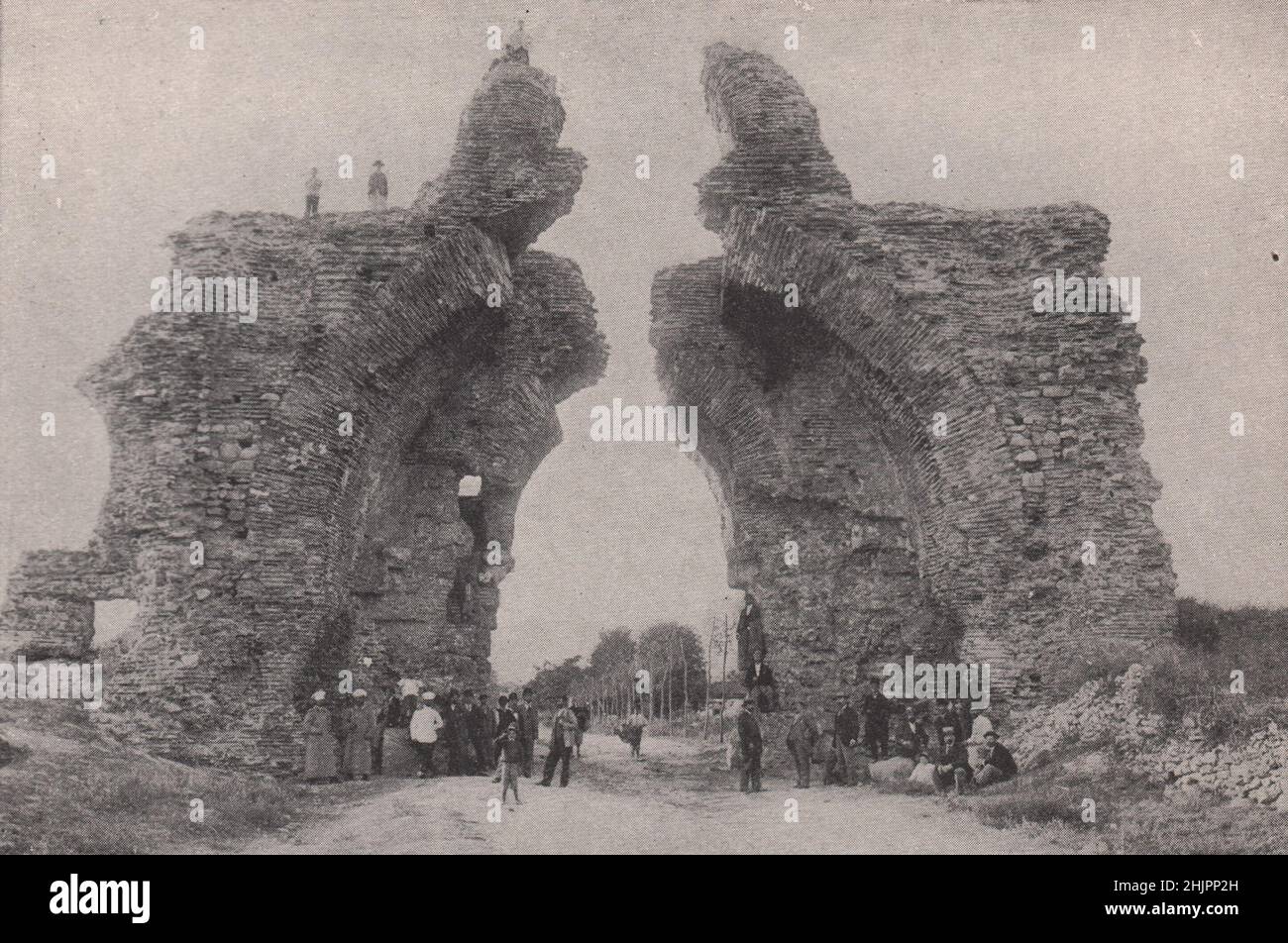 Altersgetragene Überreste römischer Herrschaft in der Nähe von philippopolis. Bulgarien (1923) Stockfoto