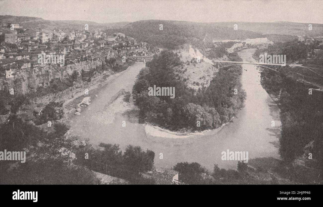 Tirnovo, die Hauptstadt Bulgariens, liegt wunderschön an einer Hufeisenkurve des Yantra (1923) Stockfoto