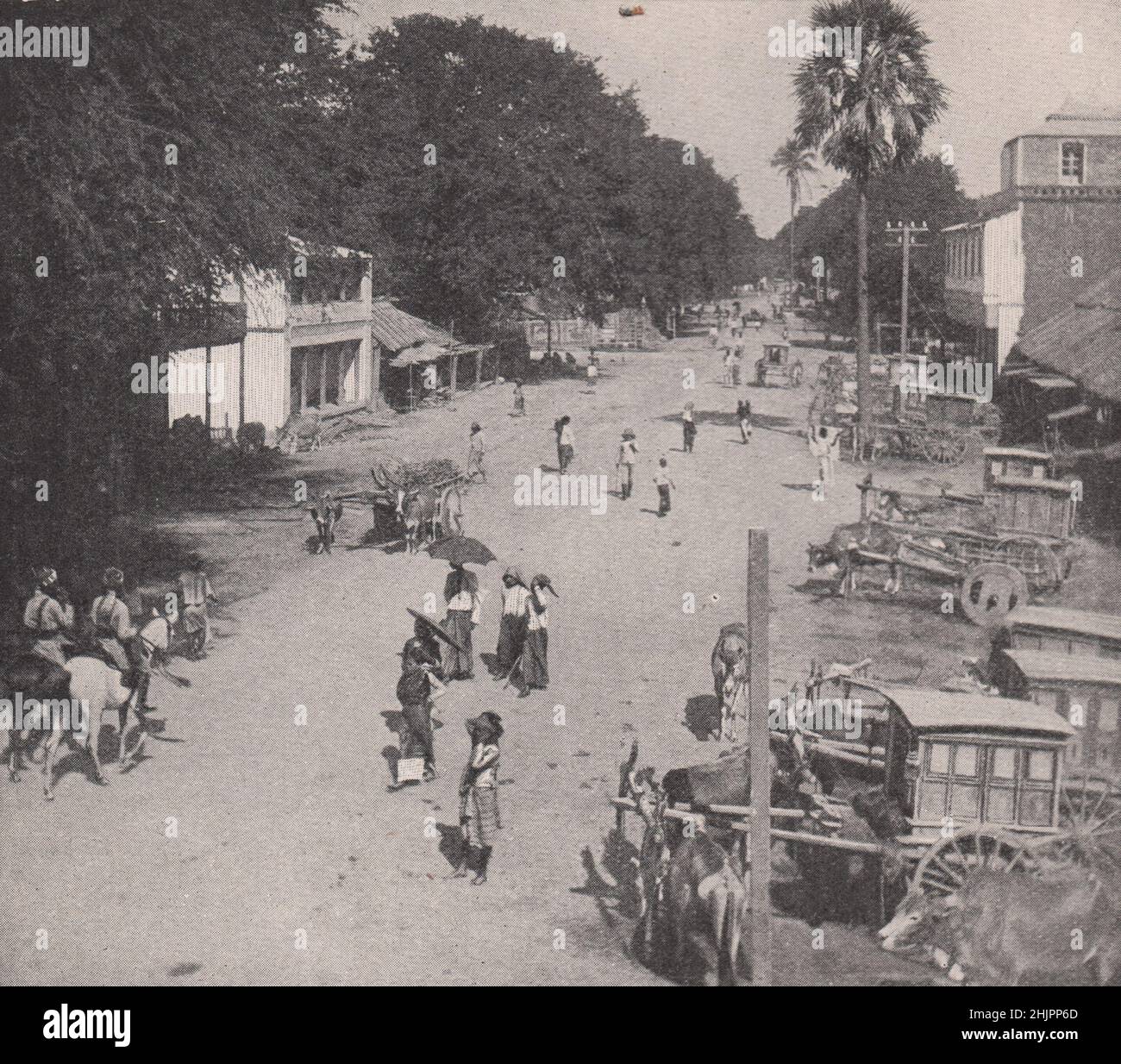 Eine der geräumigen, baumgesäumten Straßen von Mandalay. Birma (1923) Stockfoto