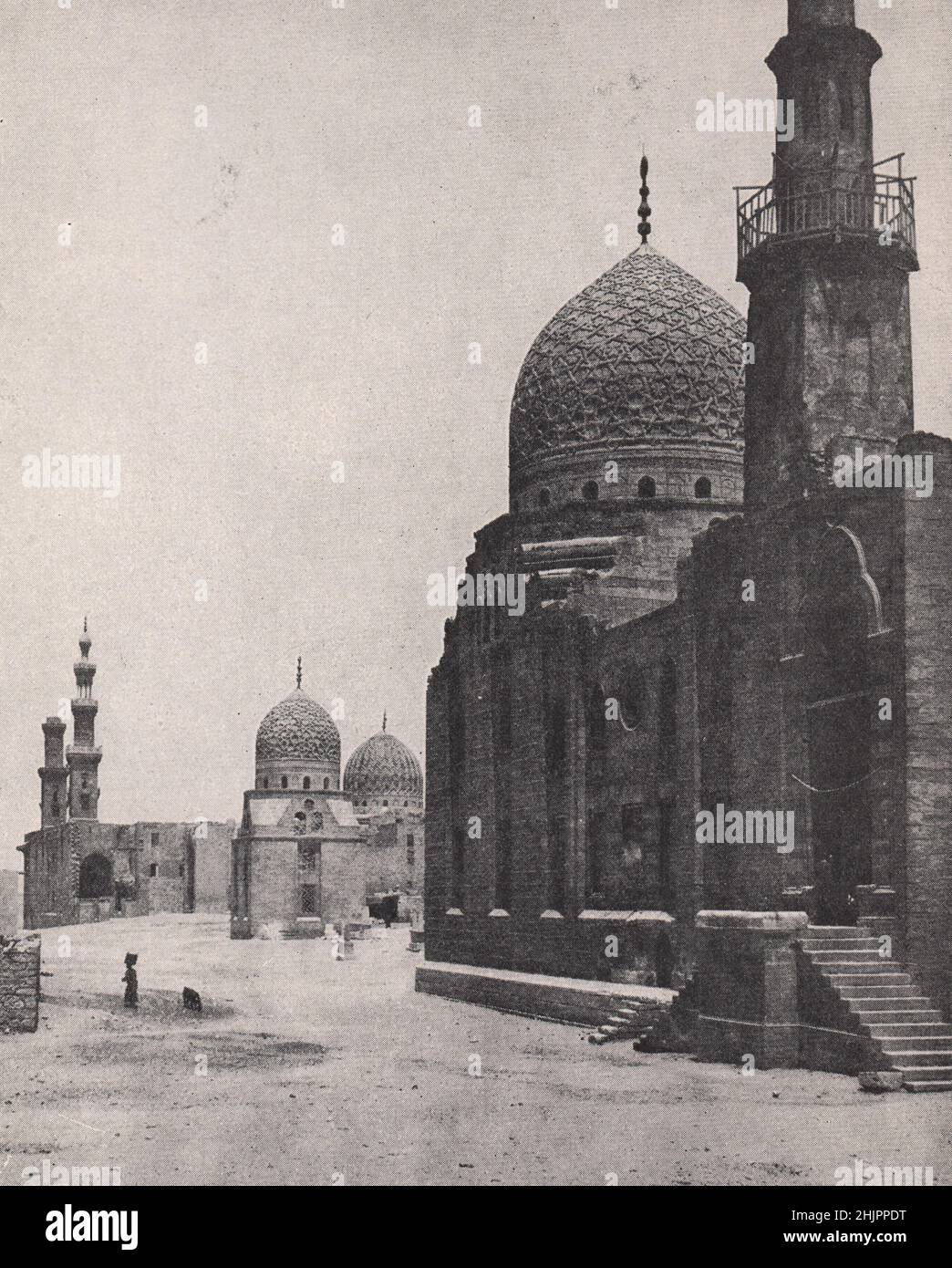 Gräber der Kalifen, wo die tscherkessischen Mameluken schlafen. Ägypten. Kairo (1923) Stockfoto