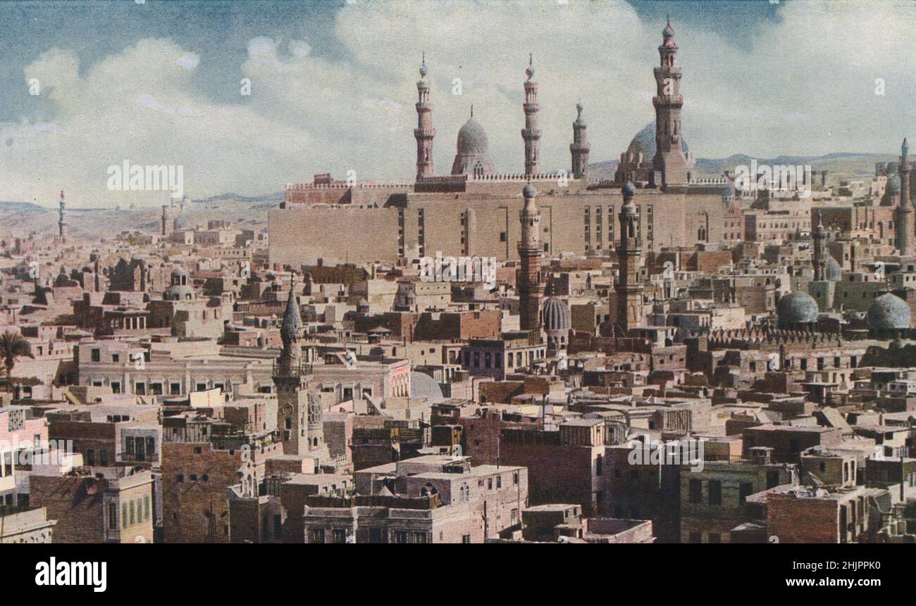 Die Zitadelle von Saladin ist das dominierende Merkmal. Minarette der Ibrahim Agha & Kheirbek Moscheen und die Mokattam Höhen dahinter. Kairo (1923) Stockfoto