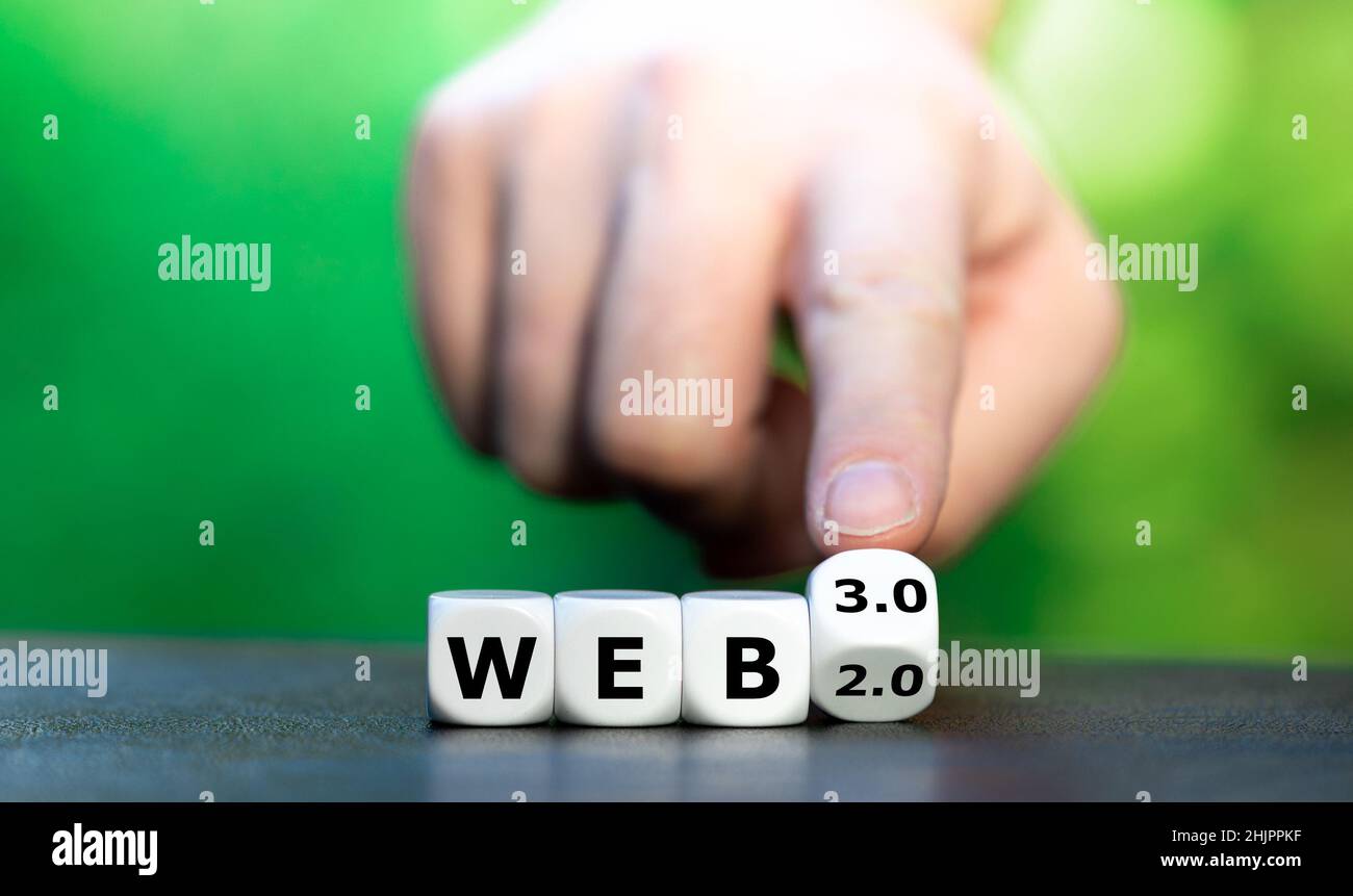 Hand dreht Würfel und ändert den Ausdruck 'Web 2,0' in 'Web 3,0'. Stockfoto