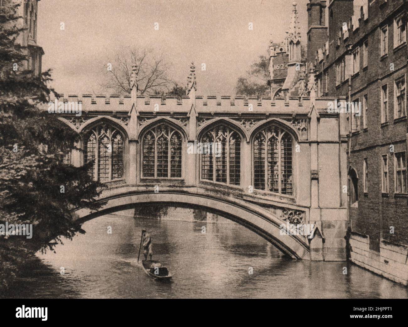 Diese Brücke über die Cam, die sogenannte „Seufzerbrücke“, verbindet zwei Gerichte des St. John's College. Cambridge (1923) Stockfoto