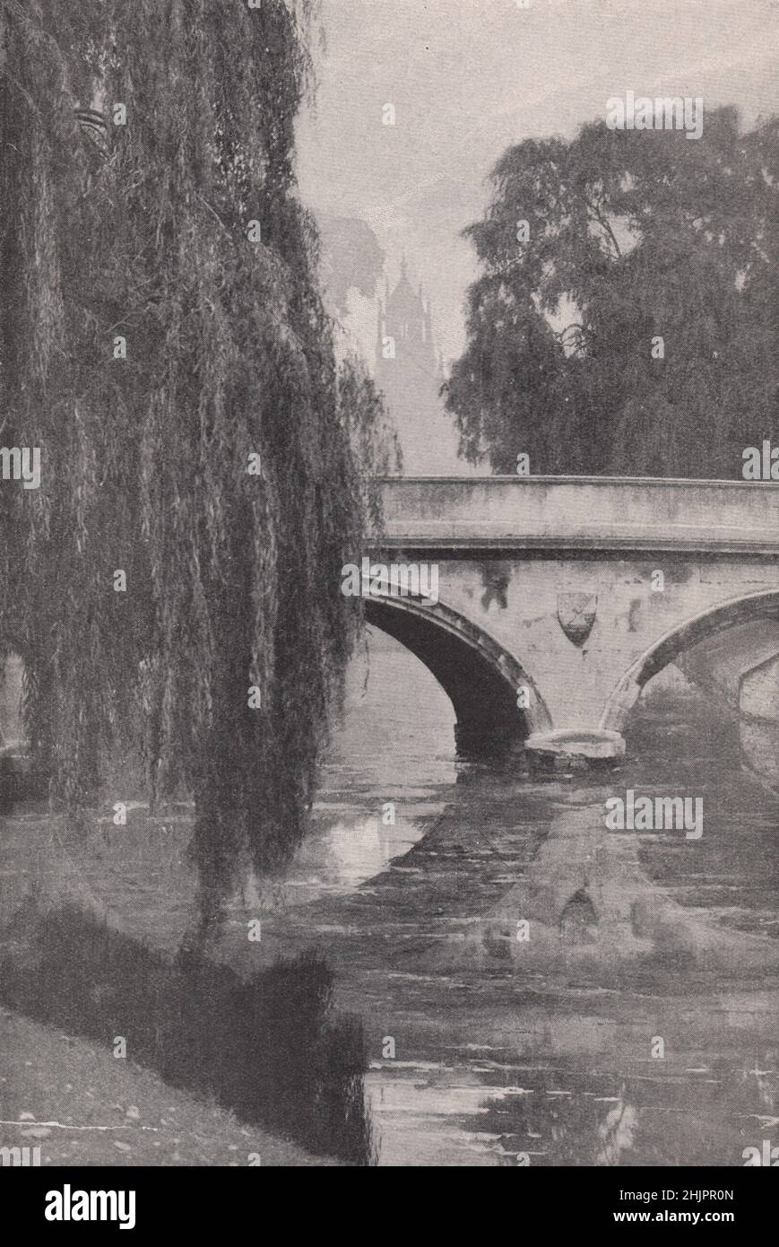 Wo die ruhige Nocke unter Weiden an der Trinity Bridge ruht. Cambridge (1923) Stockfoto