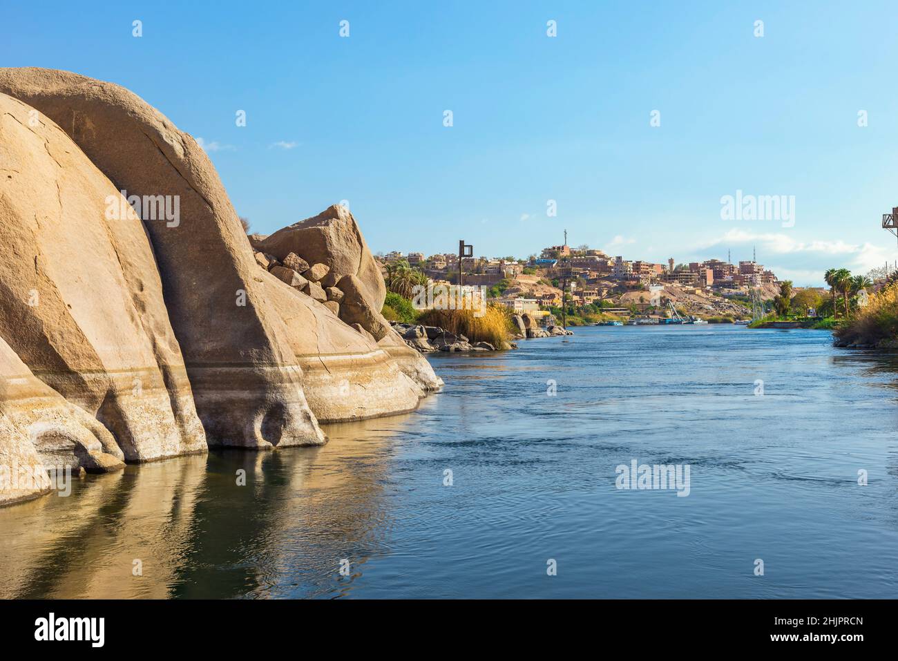 Steinerne Felsen am Nil in Assuan, Ägypten Stockfoto