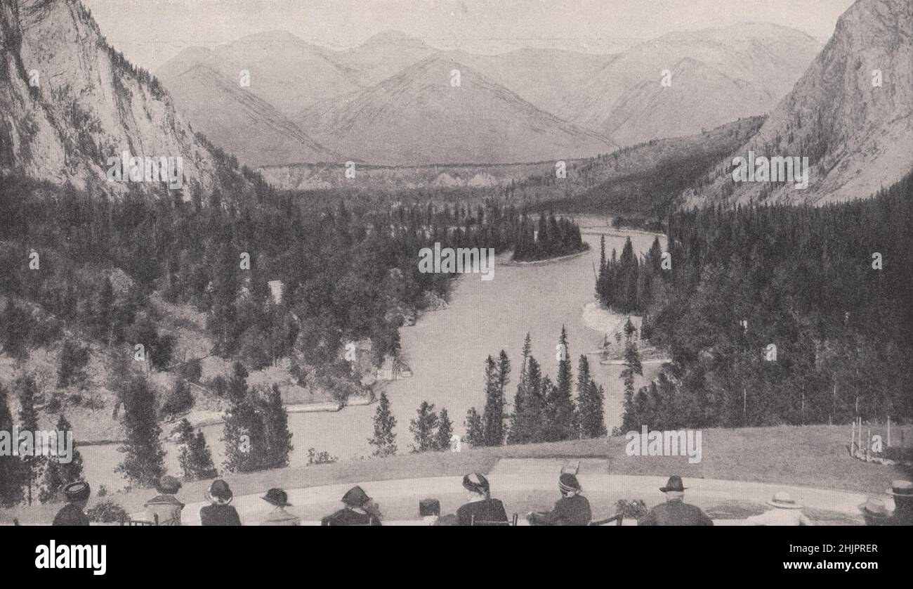 Mit Blick auf die Giganten der Rocky Mountains in einem Sommerresort im Westen Kanadas (1923) Stockfoto