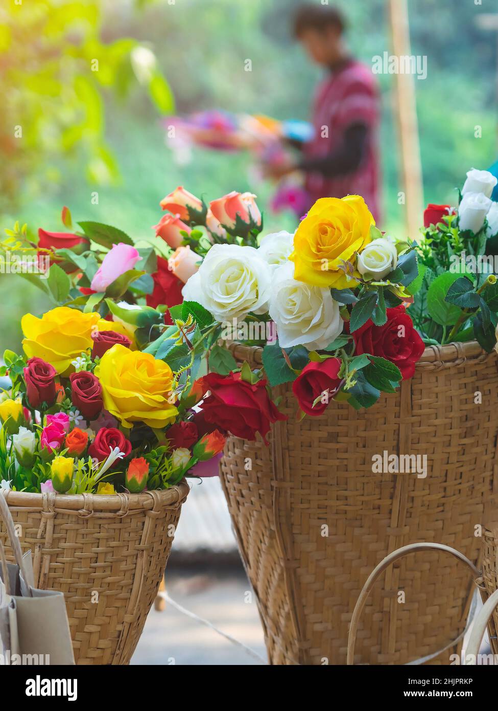 Schne Bouquet Rosen Blume knstlich in vintage Weidenkorb. Knstliche  mehrfarbige Blumen aus Stoff oder Stoff sehen aus wie echte Blumen. Ret  Stockfotografie - Alamy