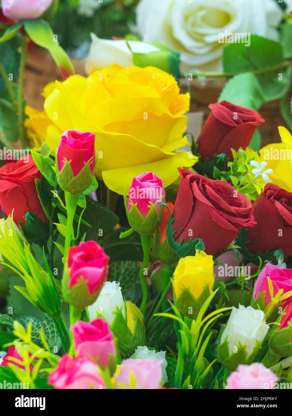 Schne Bouquet Rosen Blume knstlich in vintage Weidenkorb. Knstliche  mehrfarbige Blumen aus Stoff oder Stoff sehen aus wie echte Blumen. Ret  Stockfotografie - Alamy