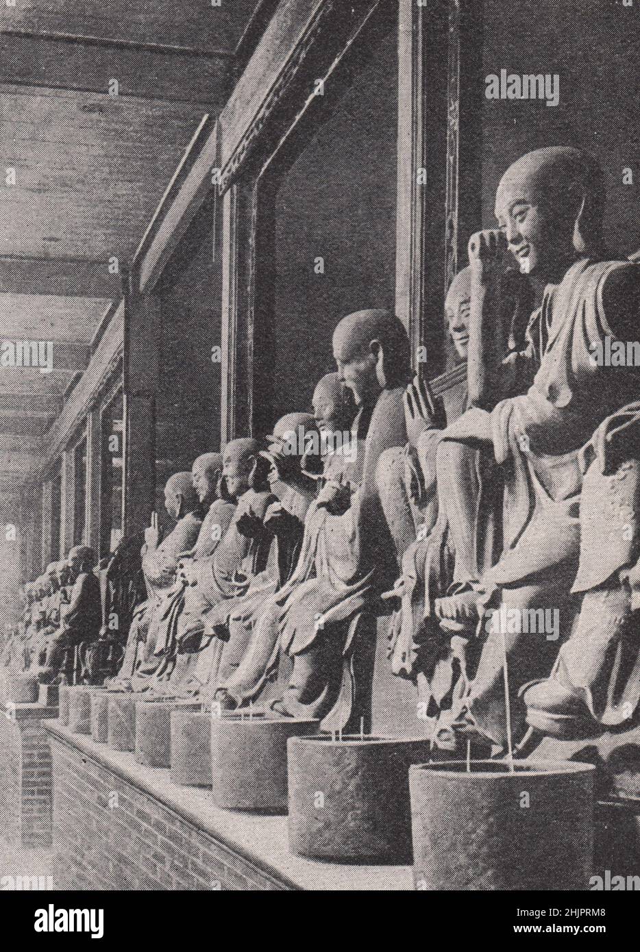 Carven-Bilder in einem buddhistischen Tempel. China. Kanton Guangzhou (1923) Stockfoto