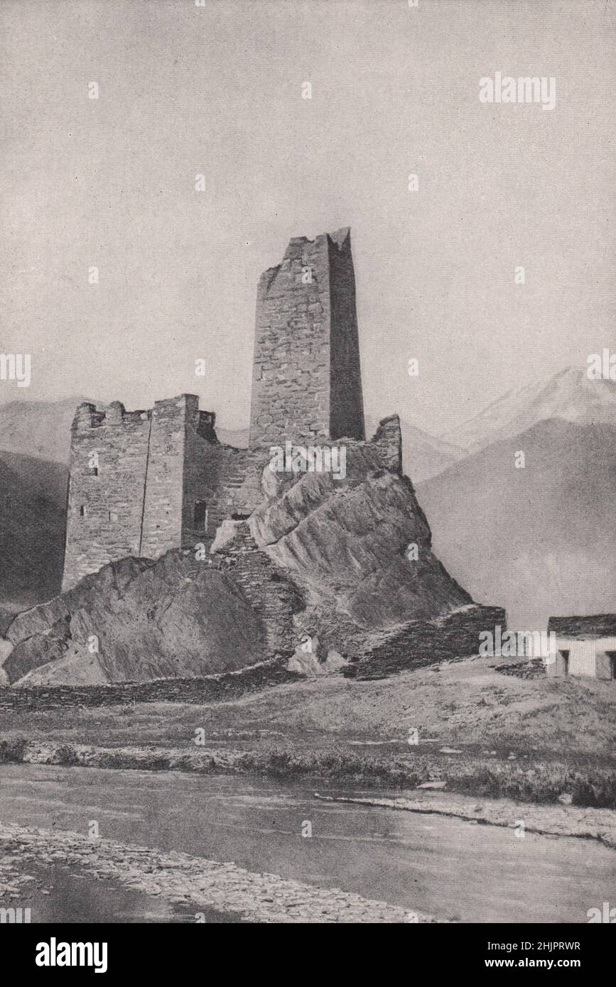 Antiker Wachturm an der Georgian Road. Kaukasus (1923) Stockfoto