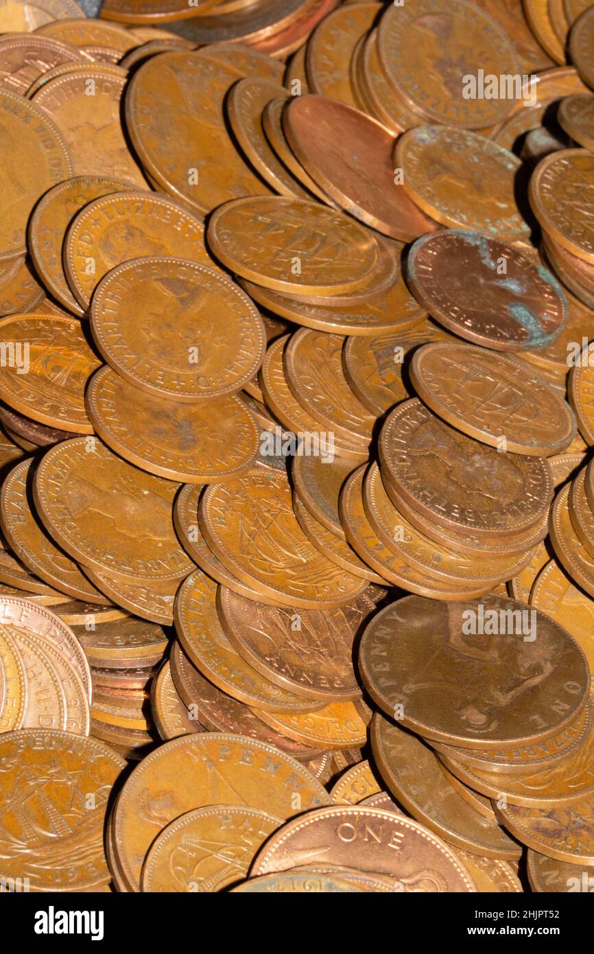 Eine riesige Sammlung alter prädezimenaler Pennies und halber Penny englischer Münzen Stockfoto