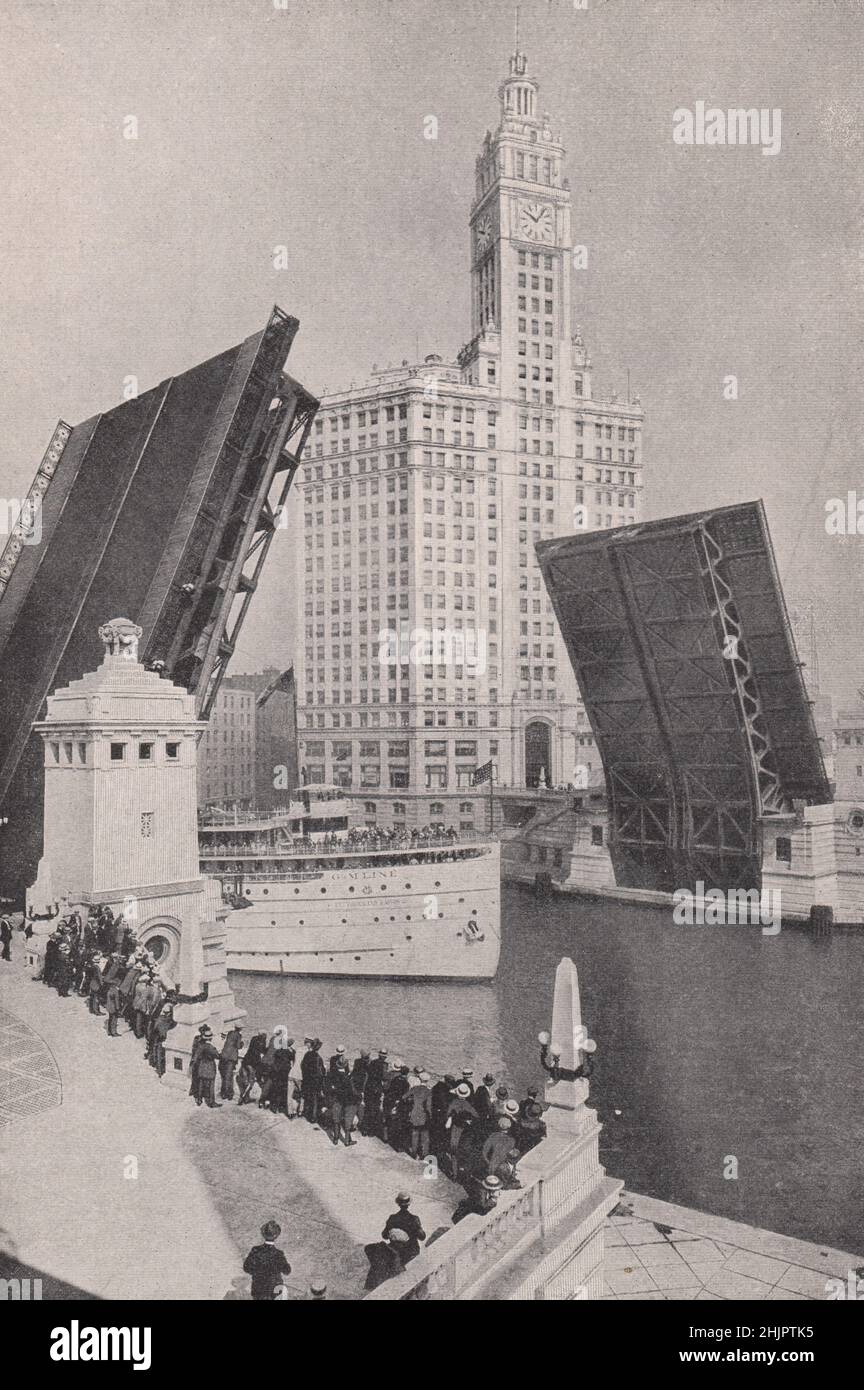 Wrigley-Gebäude, in dem die Michigan Avenue den Fluss Chicago überquert. Illinois (1923) Stockfoto