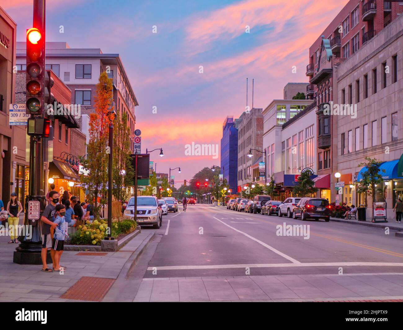 Blick nach Westen von der Marion Street auf der Lake Street bei Dämmerung. Downtown Oak Park, Illinois. Stockfoto