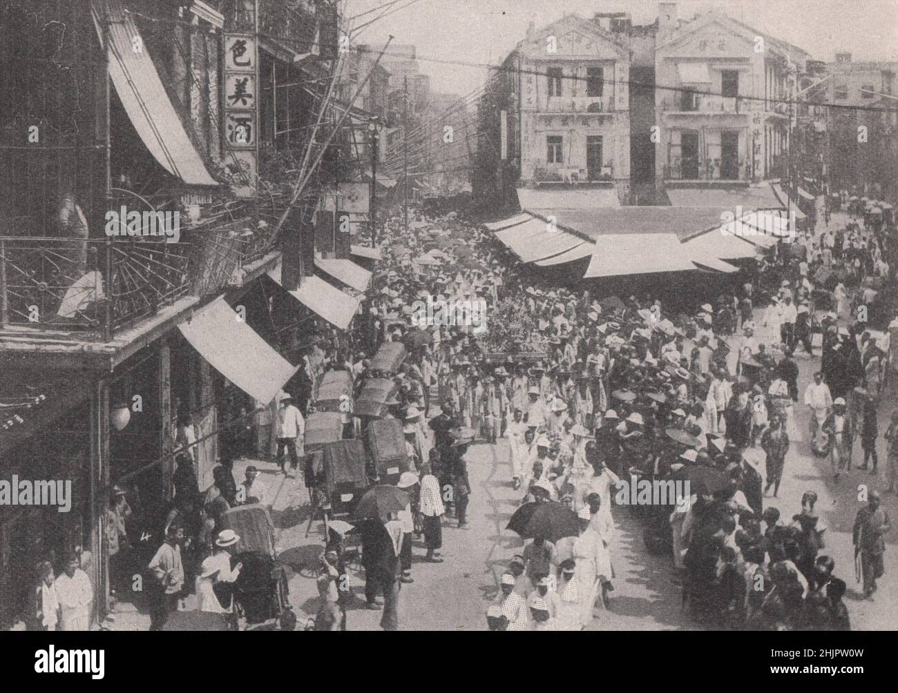 Chinesische Trauerprozession durch eine Straße in Hongkong. China (1923) Stockfoto