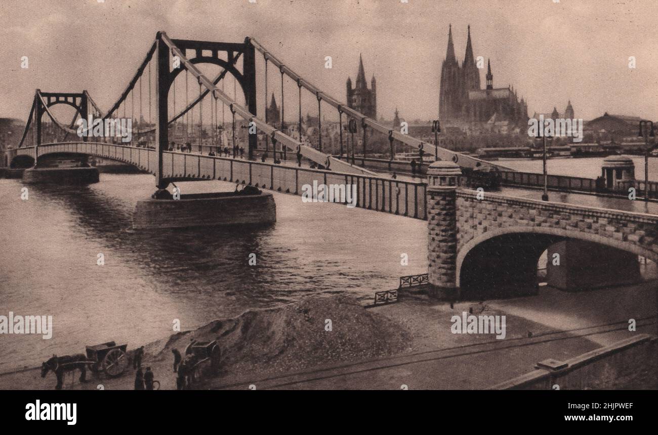 Köln von Deutz aus über die neue Stahlbrücke. Die Kathedrale dominiert die Szene mit der Gross S. Martin Kirche auf der linken Seite. Deutschland (1923) Stockfoto