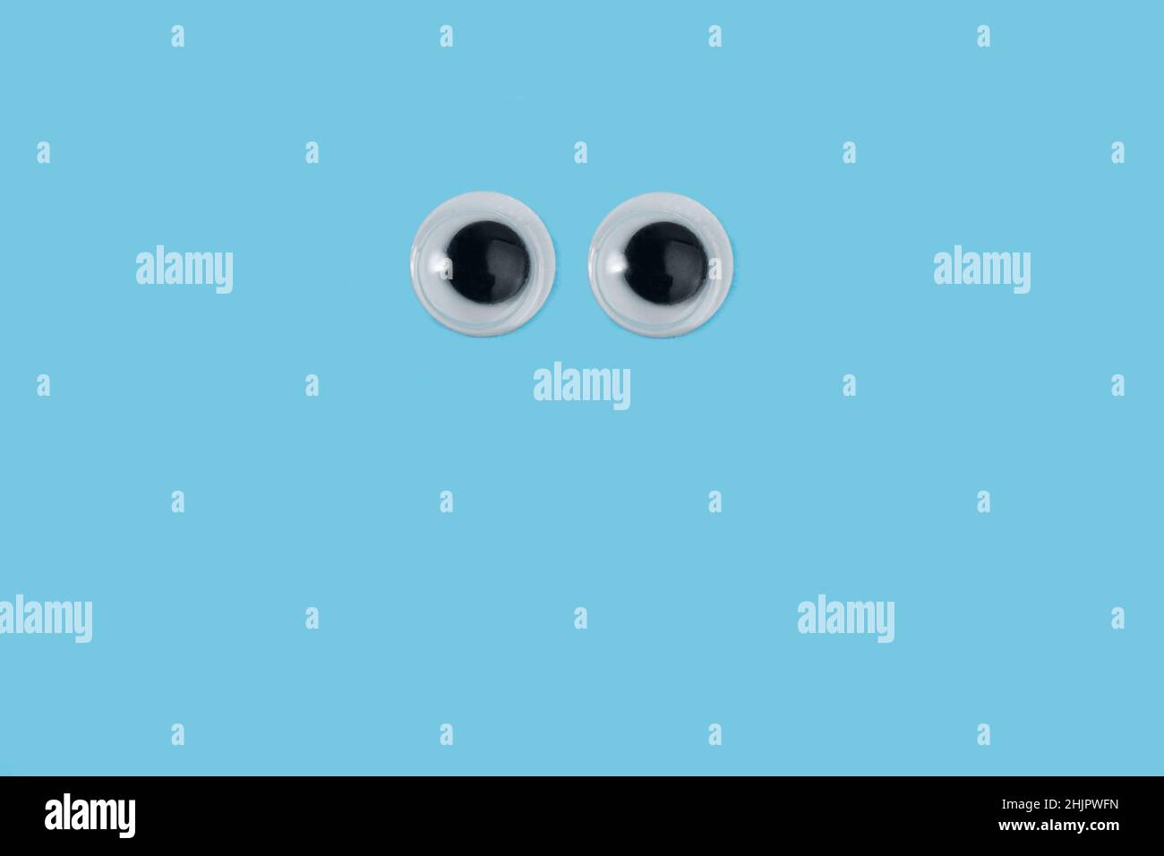 Schöne Augen auf hellblauem Hintergrund mit Platz zum Kopieren Stockfoto