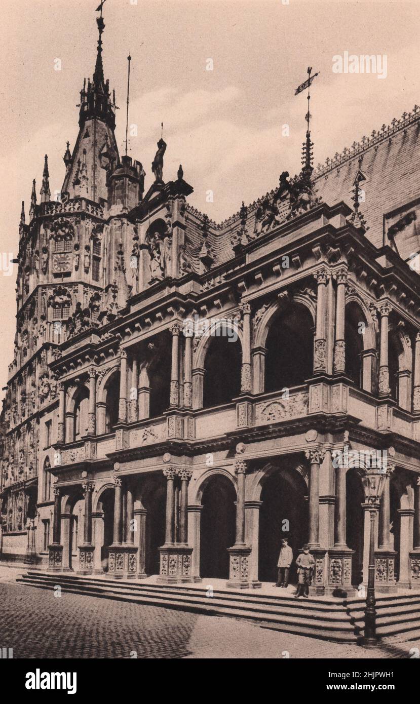 Die große Antike gehört zum Rathaus. Der prunkvolle Turm wurde 1407 erbaut, der Renaissance-Portikus wurde 1569 hinzugefügt. Deutschland. Köln (1923) Stockfoto