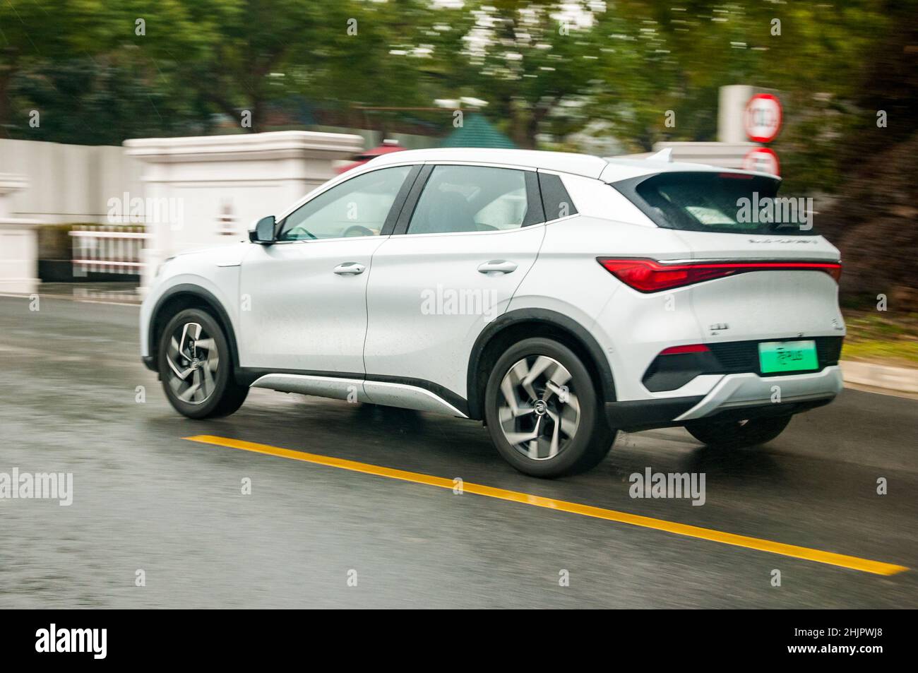 BYD Yuan Plus wird auf der Straße im Bezirk Songjiang, Shanghai, China, gefahren. Stockfoto