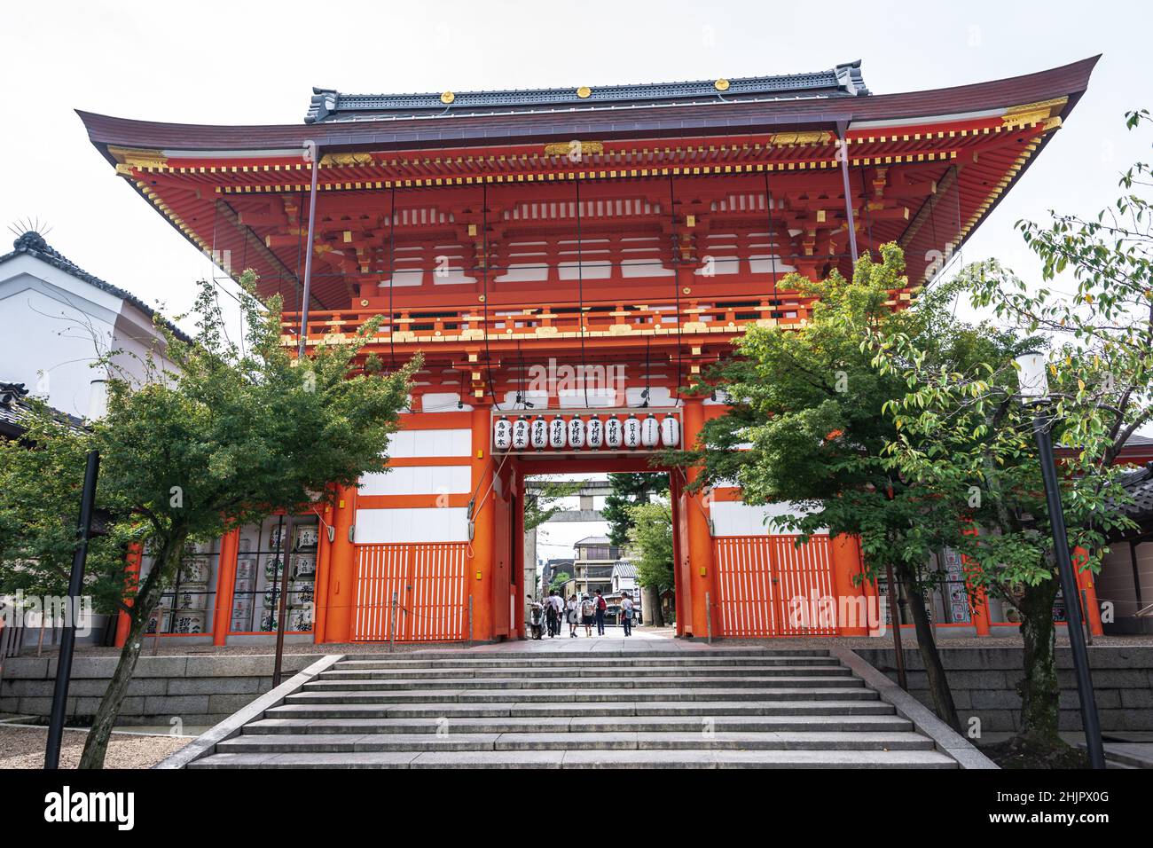 Kyoto, Japan, Asien - 5. September 2019 : Der Haupteingang des Yasaka-Schreins Stockfoto