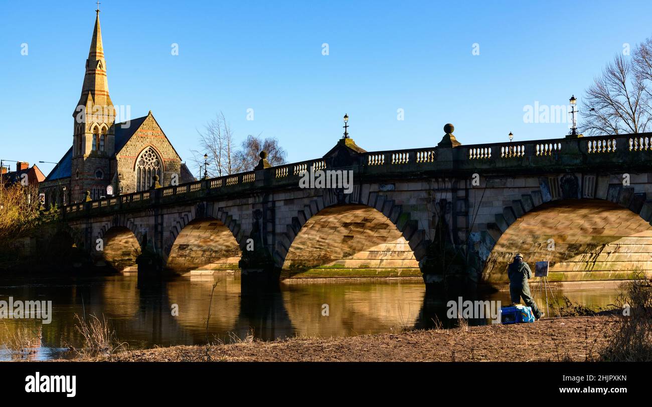 Landschaftsmaler malt die englische Brücke über den Severn Fluss in Shrewsbury Shropshire Stockfoto