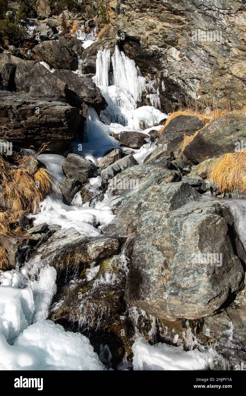 Komplett gefrorener Bergbach im Winter auf den italienischen alpen Stockfoto