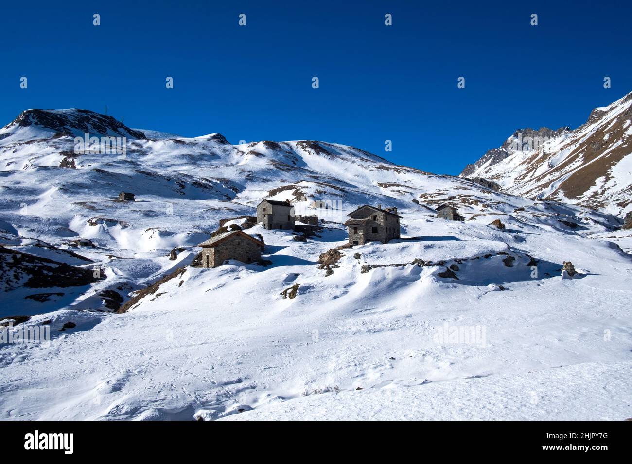 Steinhäuser umgeben von weißem Schnee in der Nähe von dondena, im Winter der italienischen alpen Stockfoto