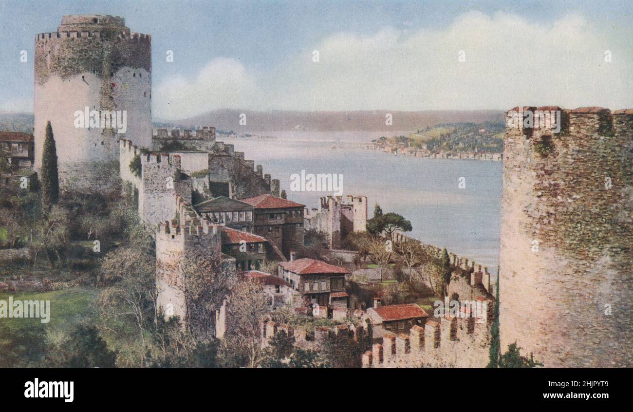 Der Teufelsstrom, Bosporus. Die Türme von Rumeli Hissar stehen vor der Festung von Anatoli Hissar. Türkei. Konstantinopel Istanbul (1923) Stockfoto