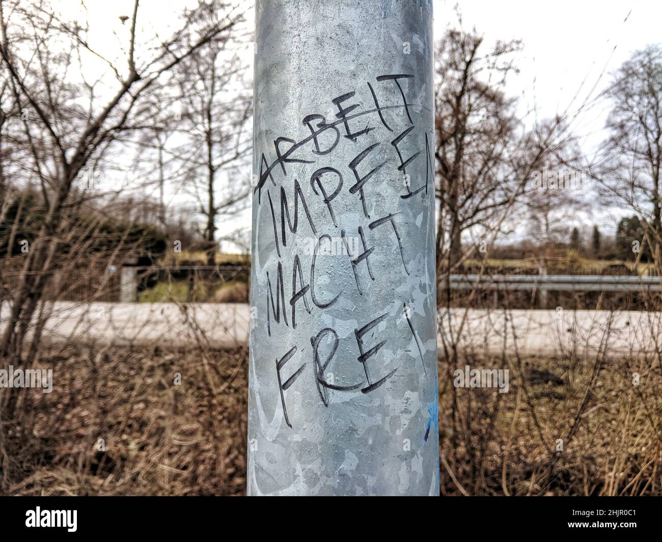 München, Bayern, Deutschland. 31st Januar 2022. Ein Beispiel für den zunehmenden antisemitismus in Deutschland, wie Graffiti zeigt, in denen es heißt: 'Impfen macht frei', wobei die Arbeit macht frei deutlich sichtbar ist. Die Leugner von Corona zielen gezielt auf Juden und den Holocaust ab und versuchen, antisemitismus und Leugnung des Holocaust zu normalisieren, indem sie sich mit Opfern eines Massenmorderregimes in Verbindung setzen. (Bild: © Sachelle Babbar/ZUMA Press Wire) Stockfoto