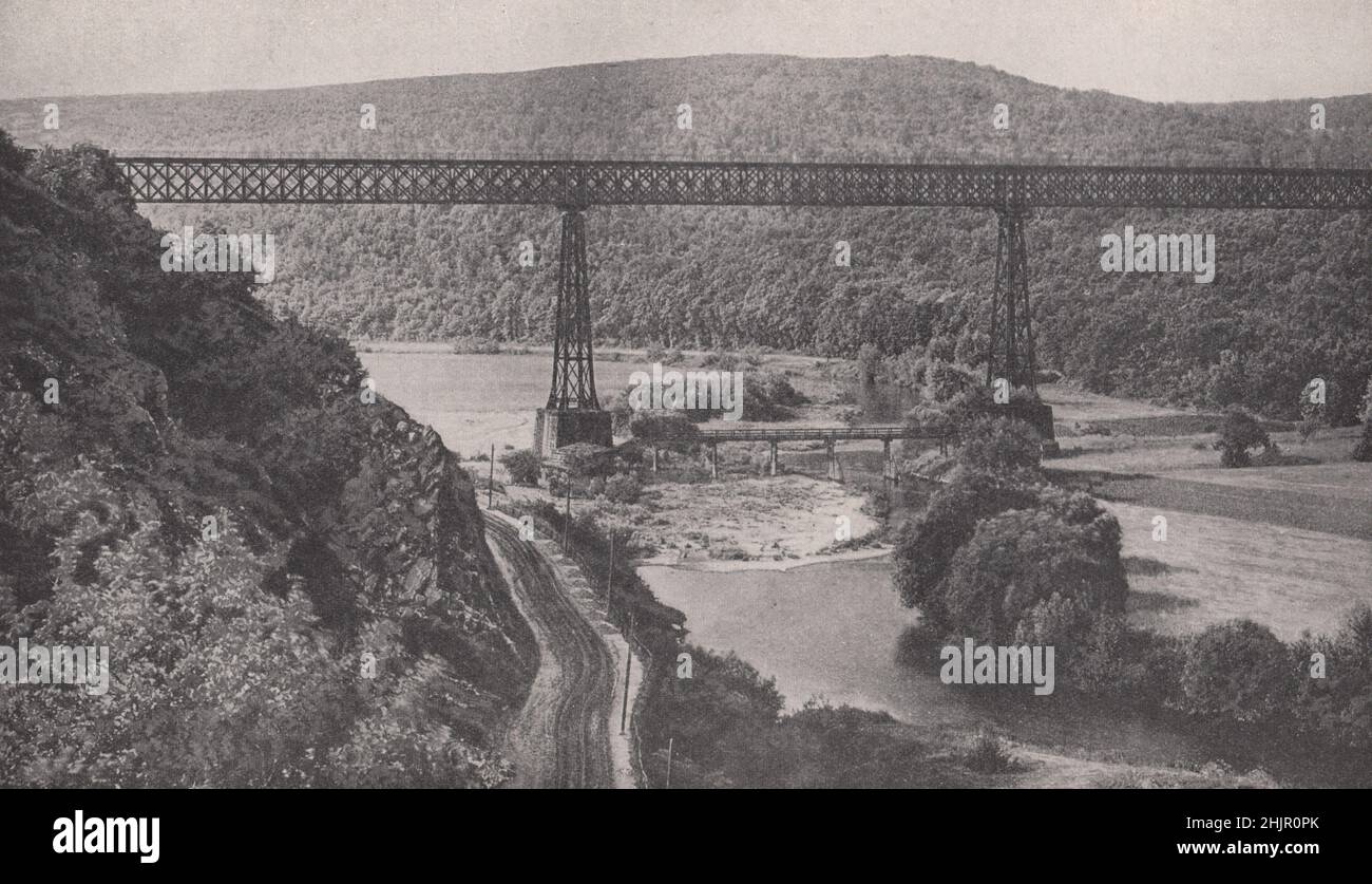 Brücke über den Fluss Jihlava zwischen Dolni Kounice und Ivancice mit der Wien-Brünner Bahn. Tschechische Republik. Tschechoslowakei (1923) Stockfoto