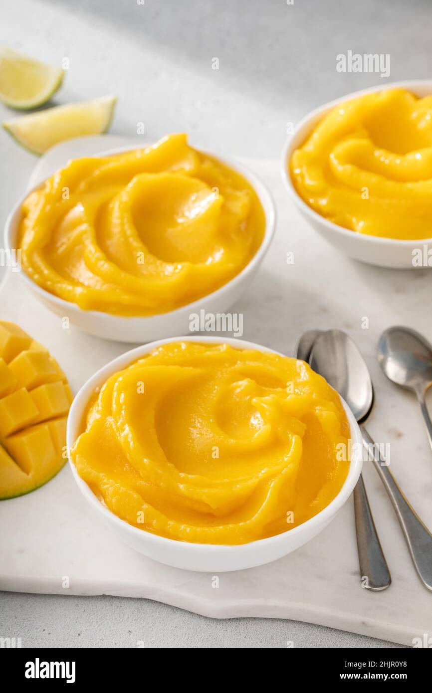Mango-Eis oder schöne Creme, gemischtes gefrorenes Mango-Dessert Stockfoto
